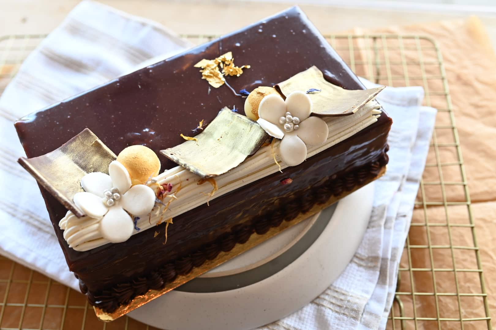 Mocha Pecan Praline Cake - Image 5